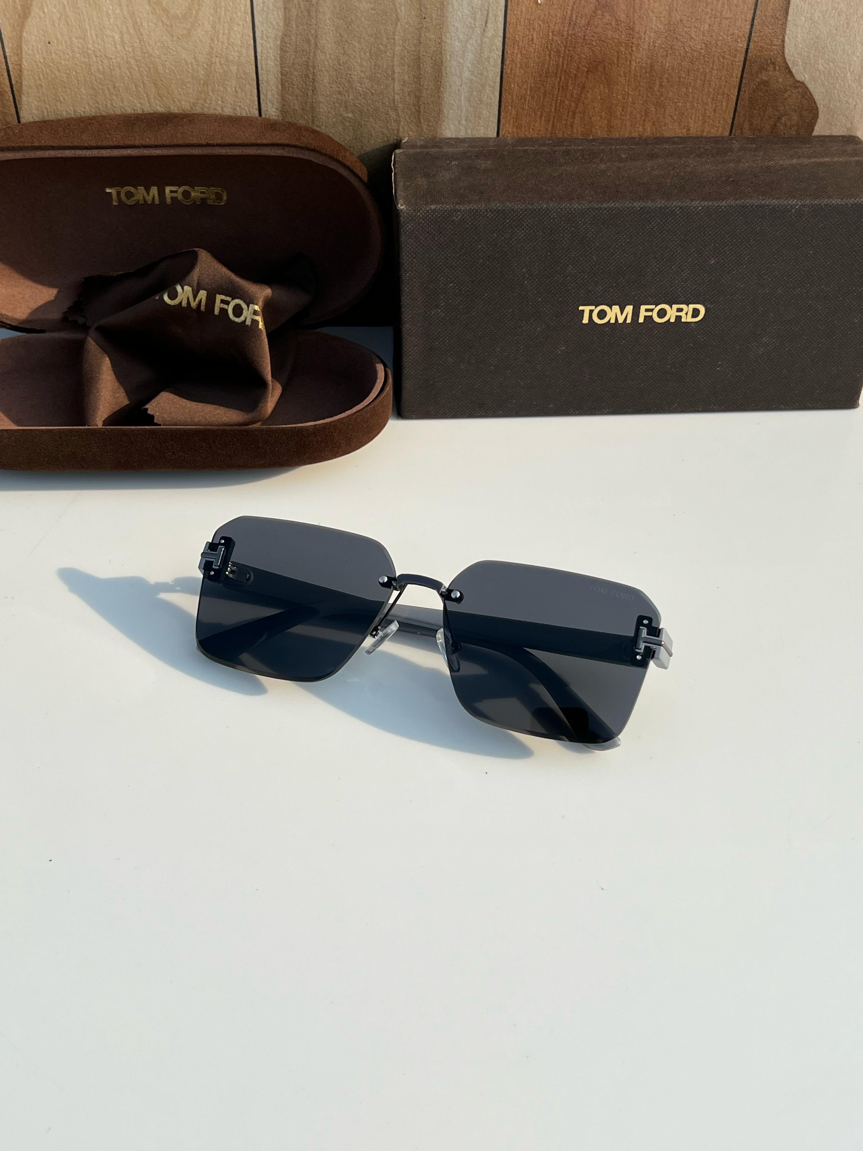 To_m_ford 18300 grey black A