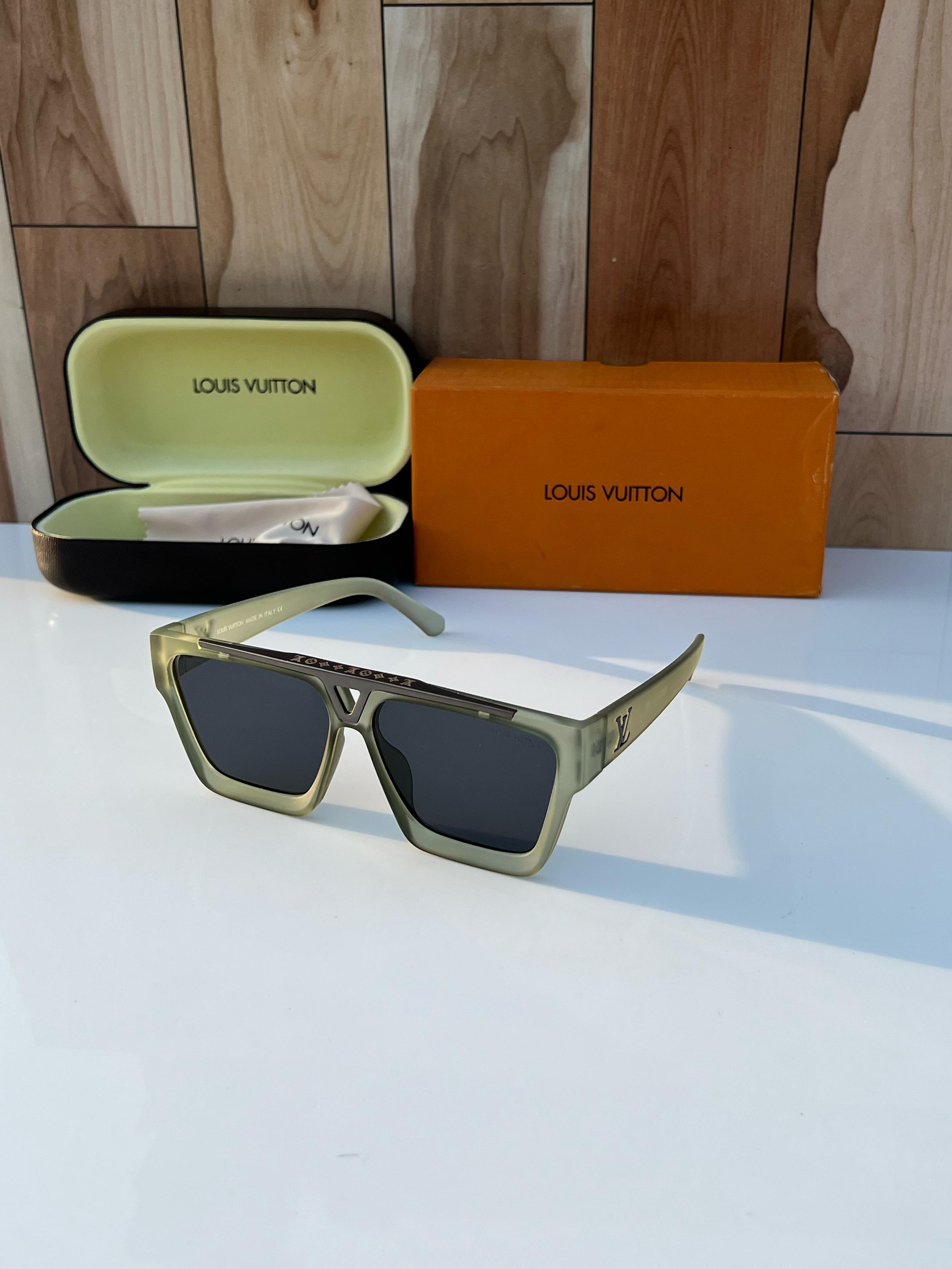 Lo_ui_s vui_tton 1502 green A