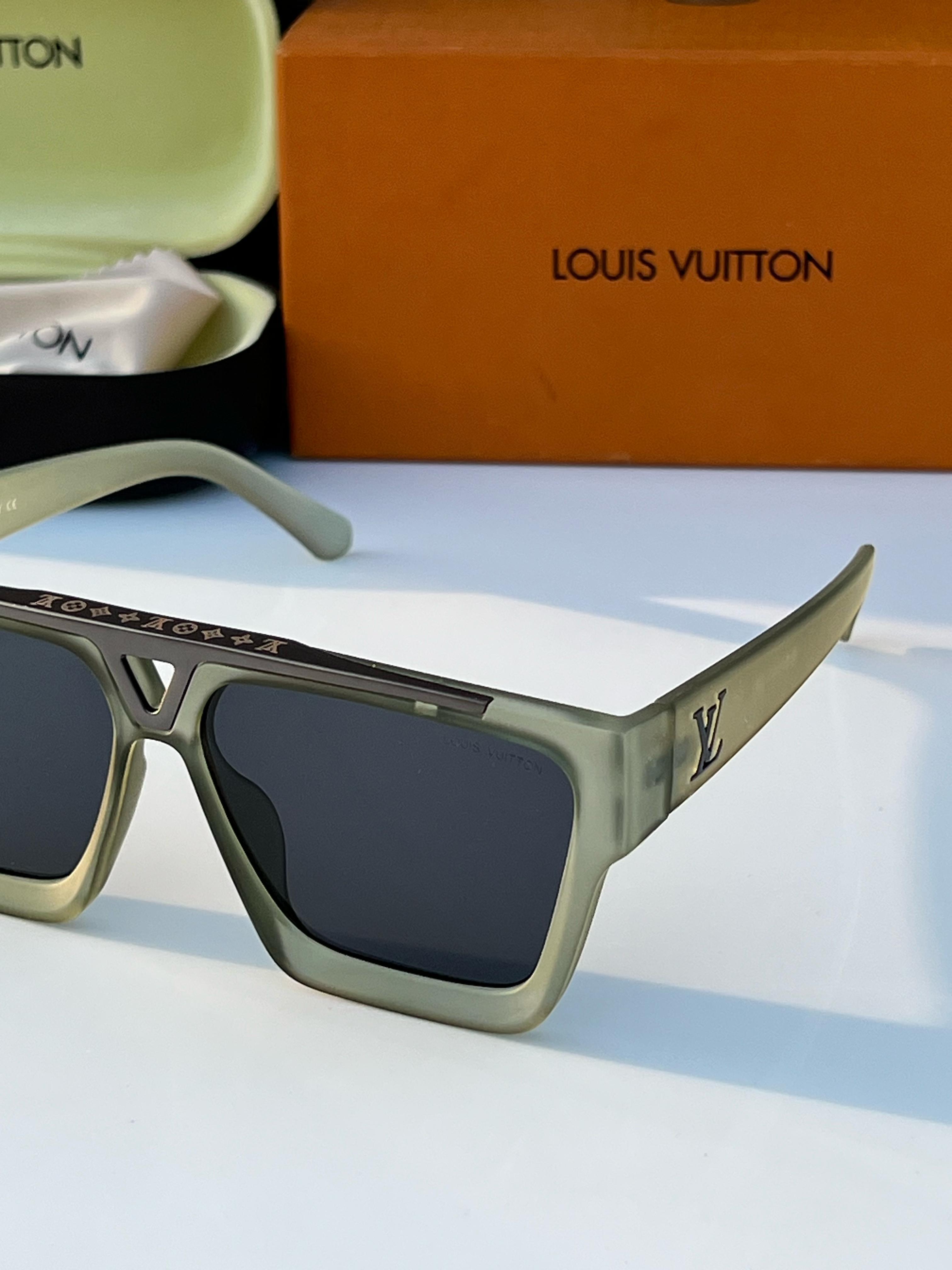 Lo_ui_s vui_tton 1502 green A